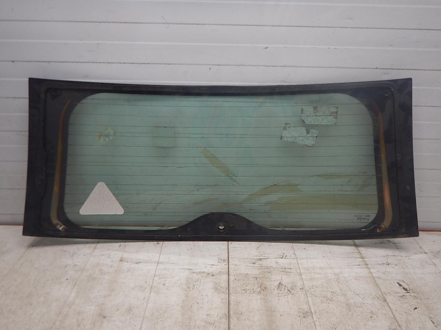 Стекло двери багажника