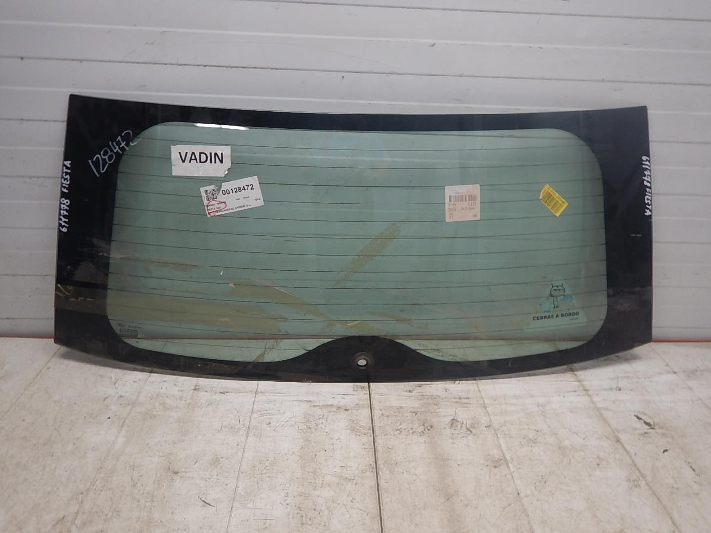 Стекло двери багажника