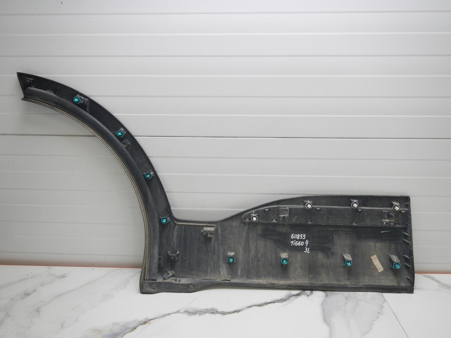 Молдинг задней левой двери