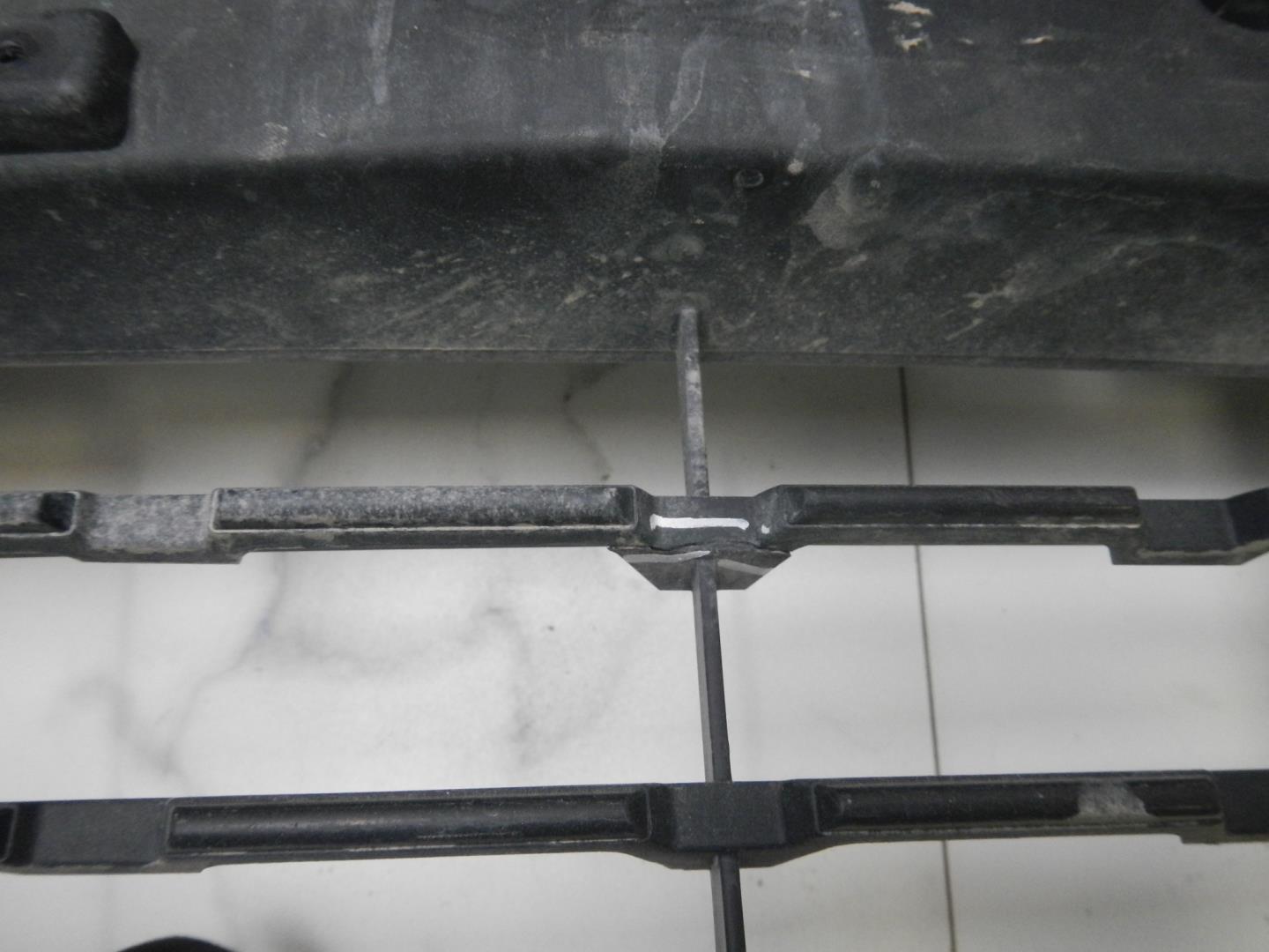 Решетка в бампер центральная