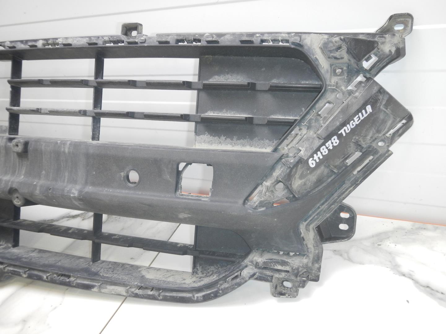 Решетка в бампер центральная