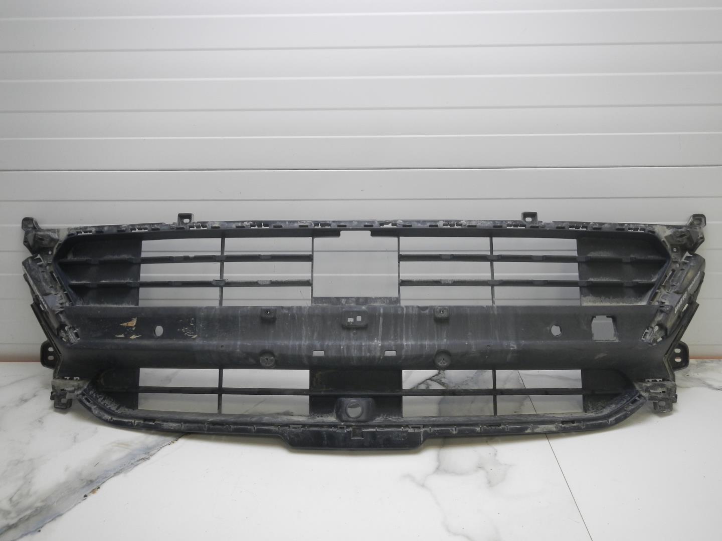 Решетка в бампер центральная