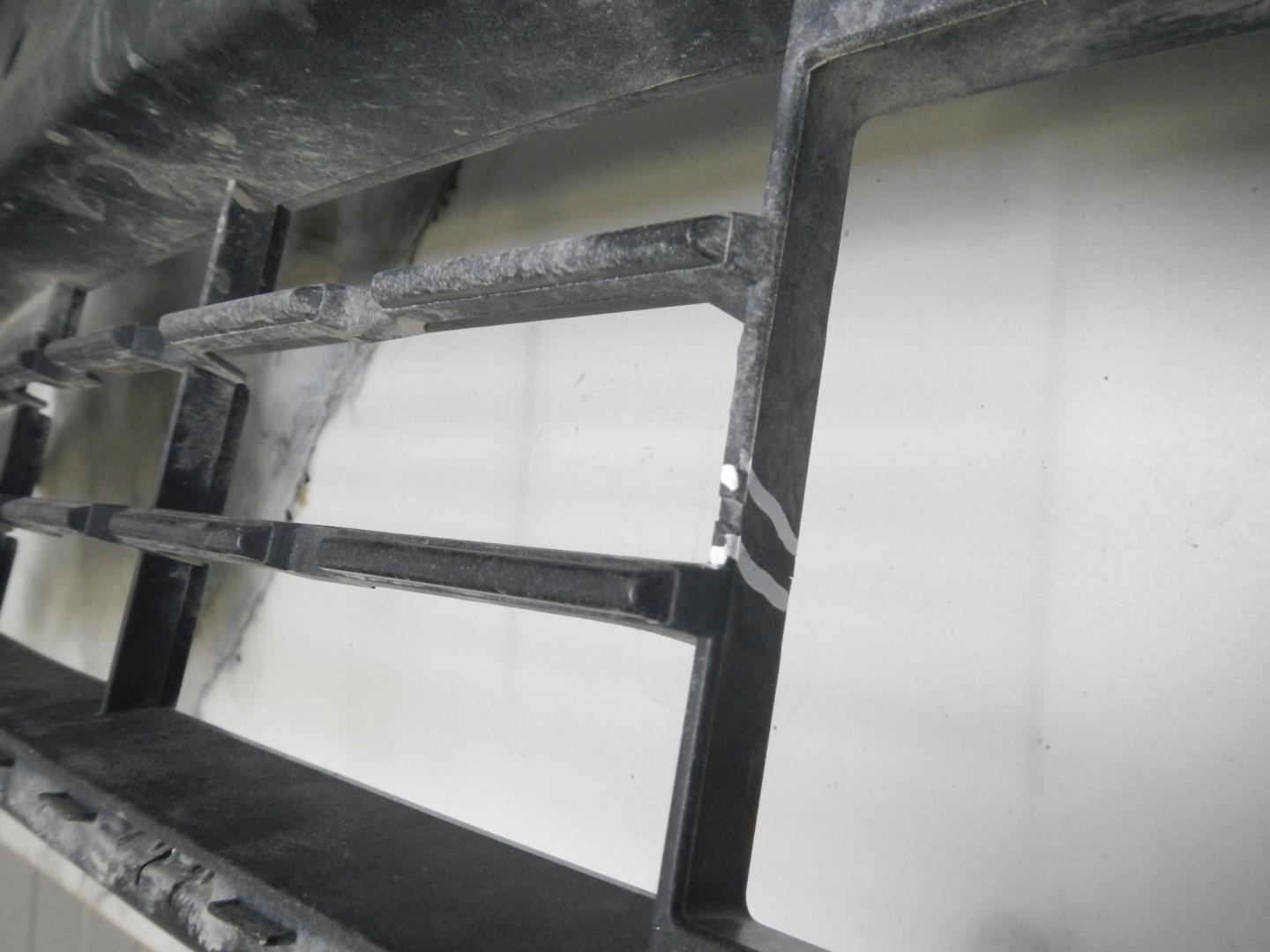 Решетка в бампер центральная