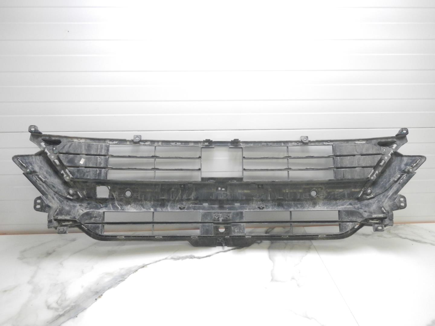 Решетка в бампер центральная