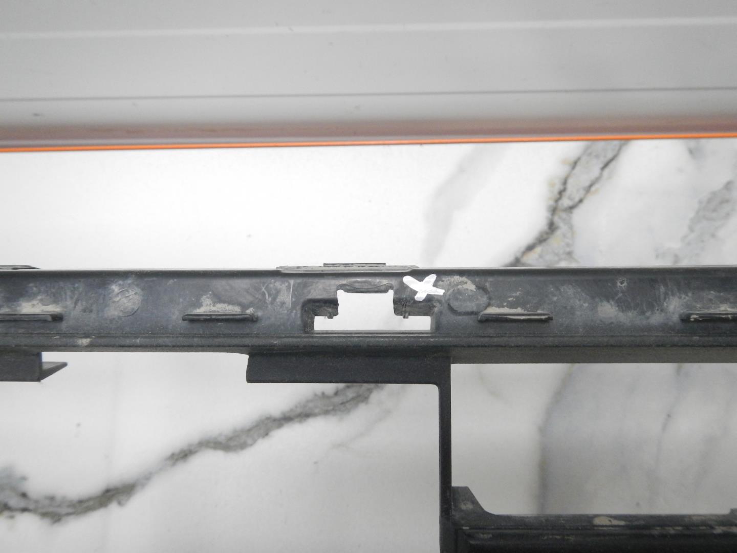 Решетка в бампер центральная