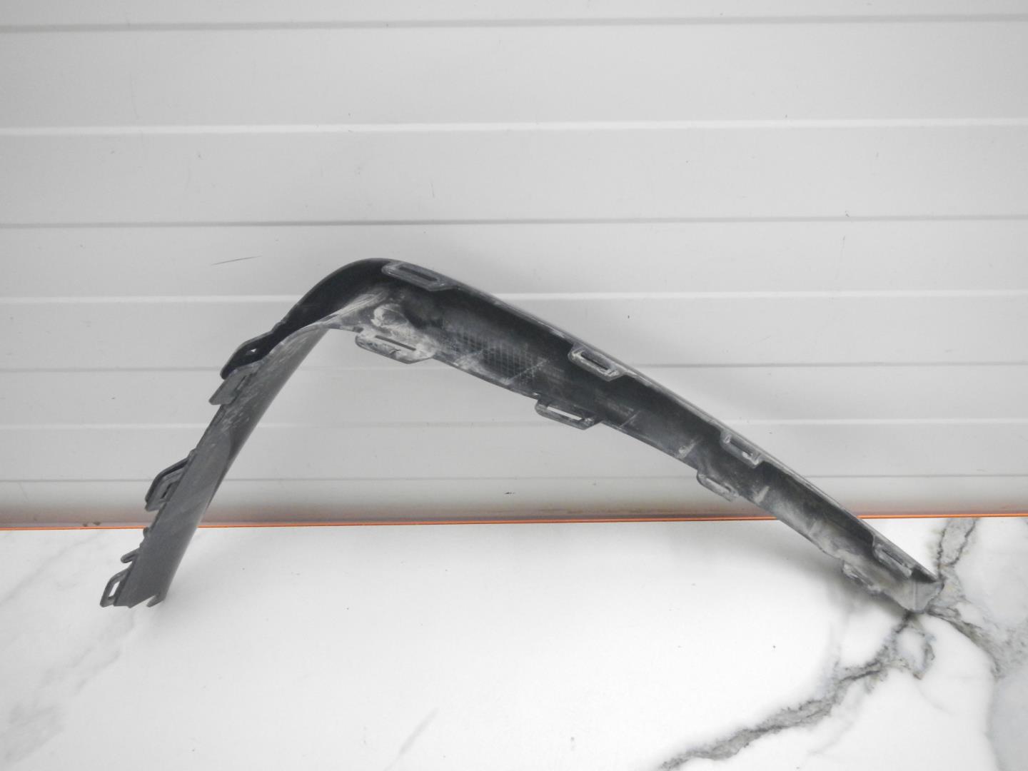 Молдинг переднего бампера левый