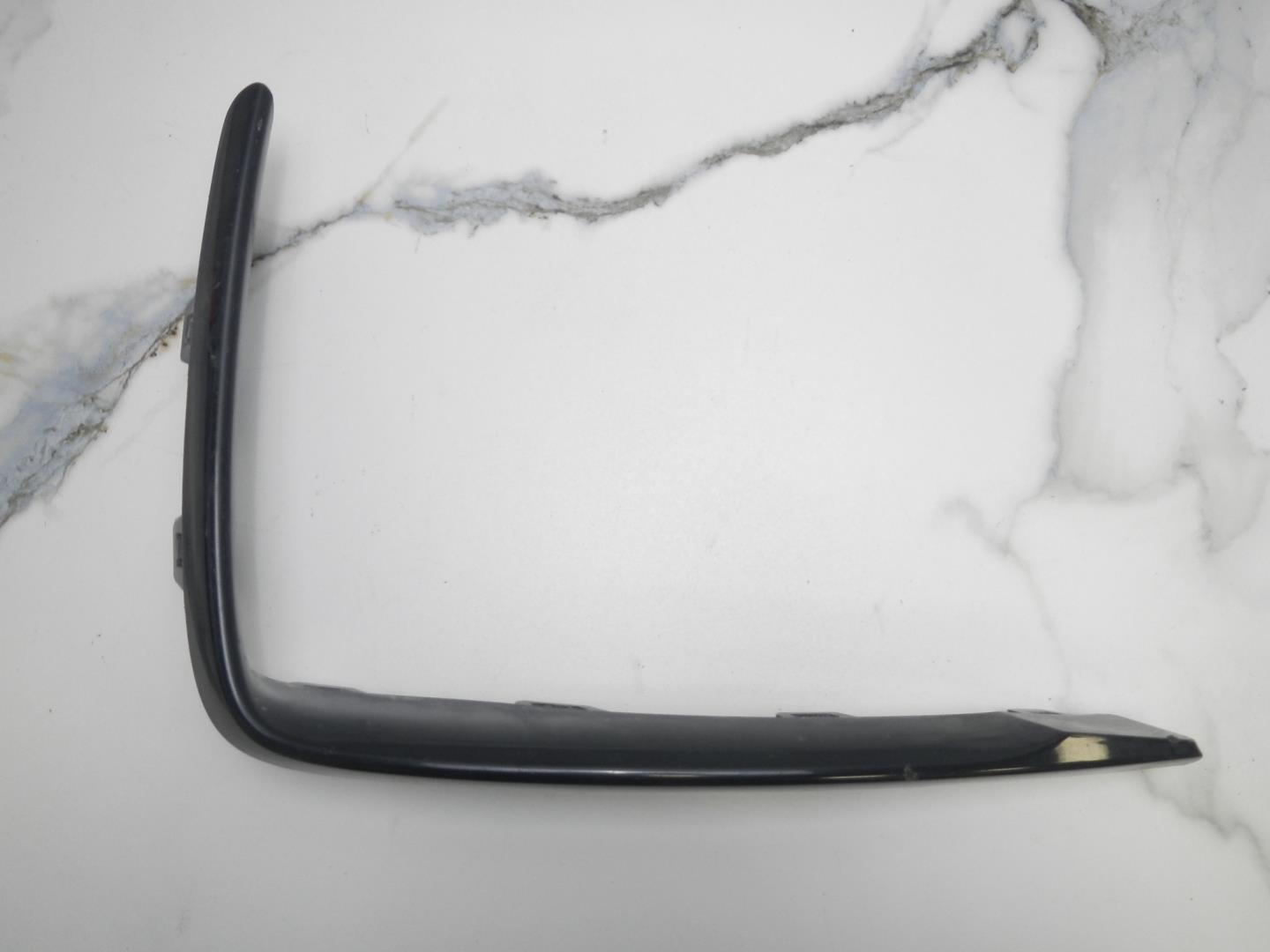 Молдинг переднего бампера левый