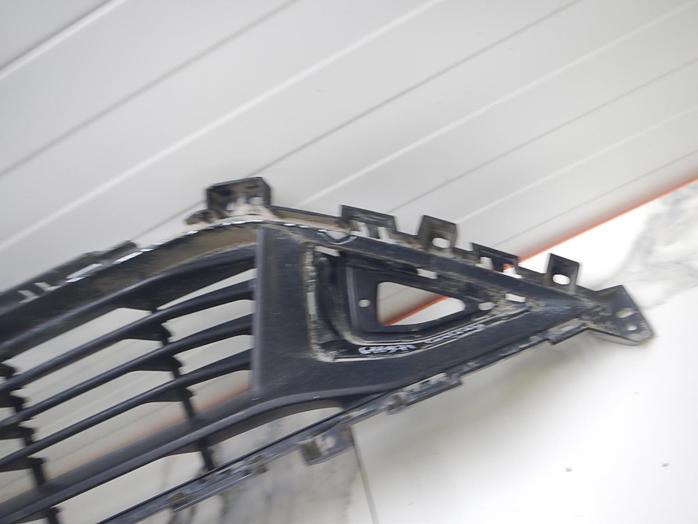 Решетка в бампер центральная