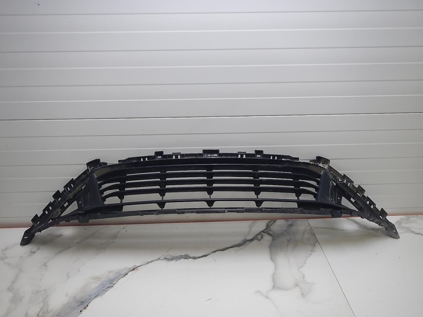 Решетка в бампер центральная