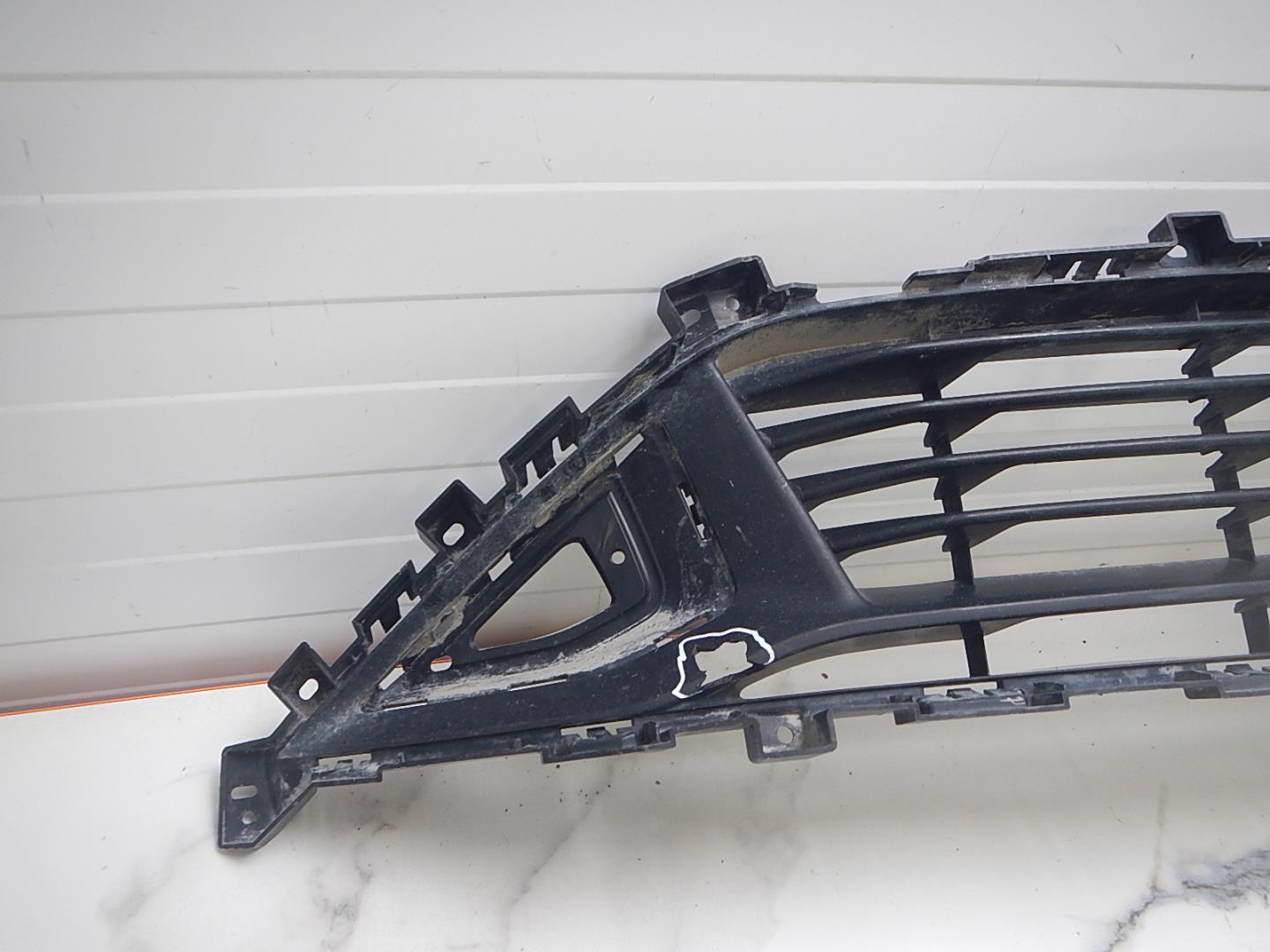 Решетка в бампер центральная