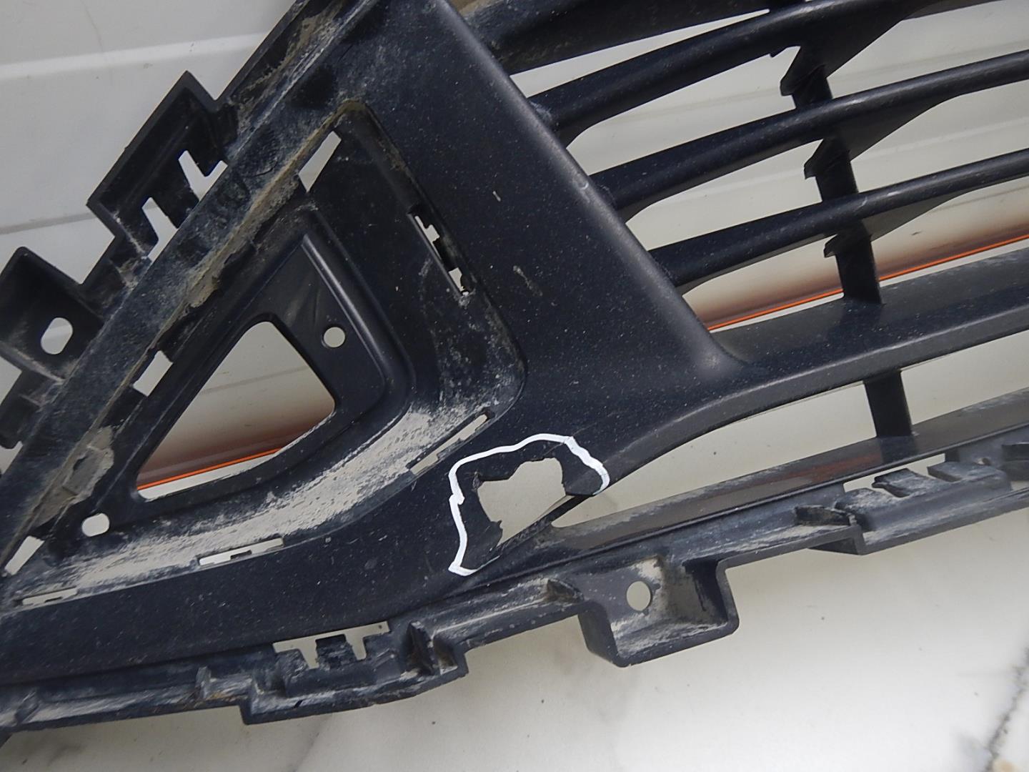 Решетка в бампер центральная