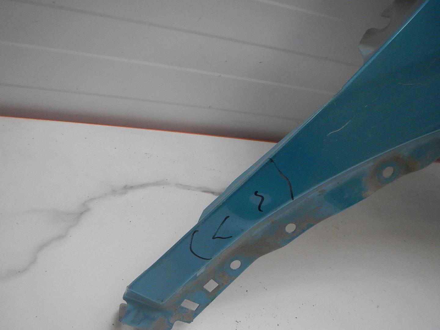 Крыло переднее правое