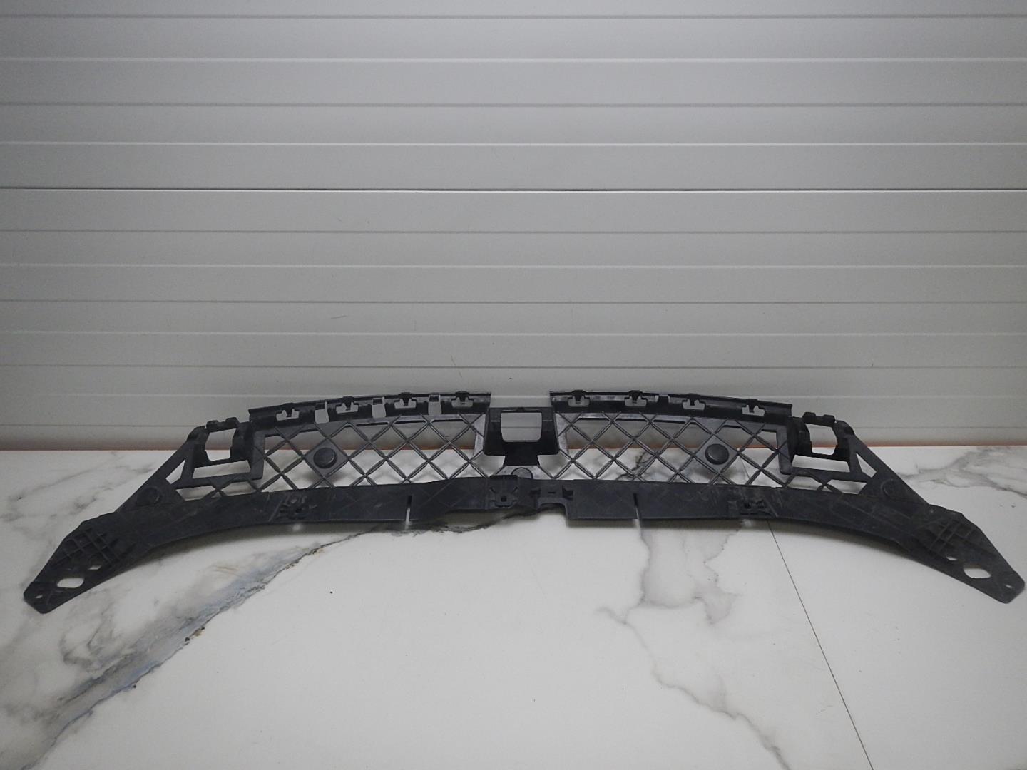 Кожух замка капота