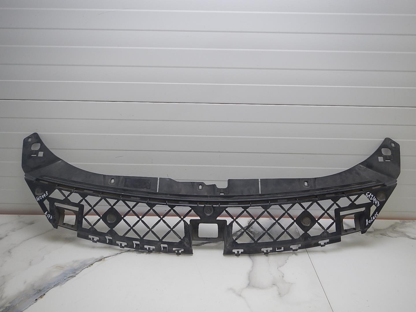 Кожух замка капота