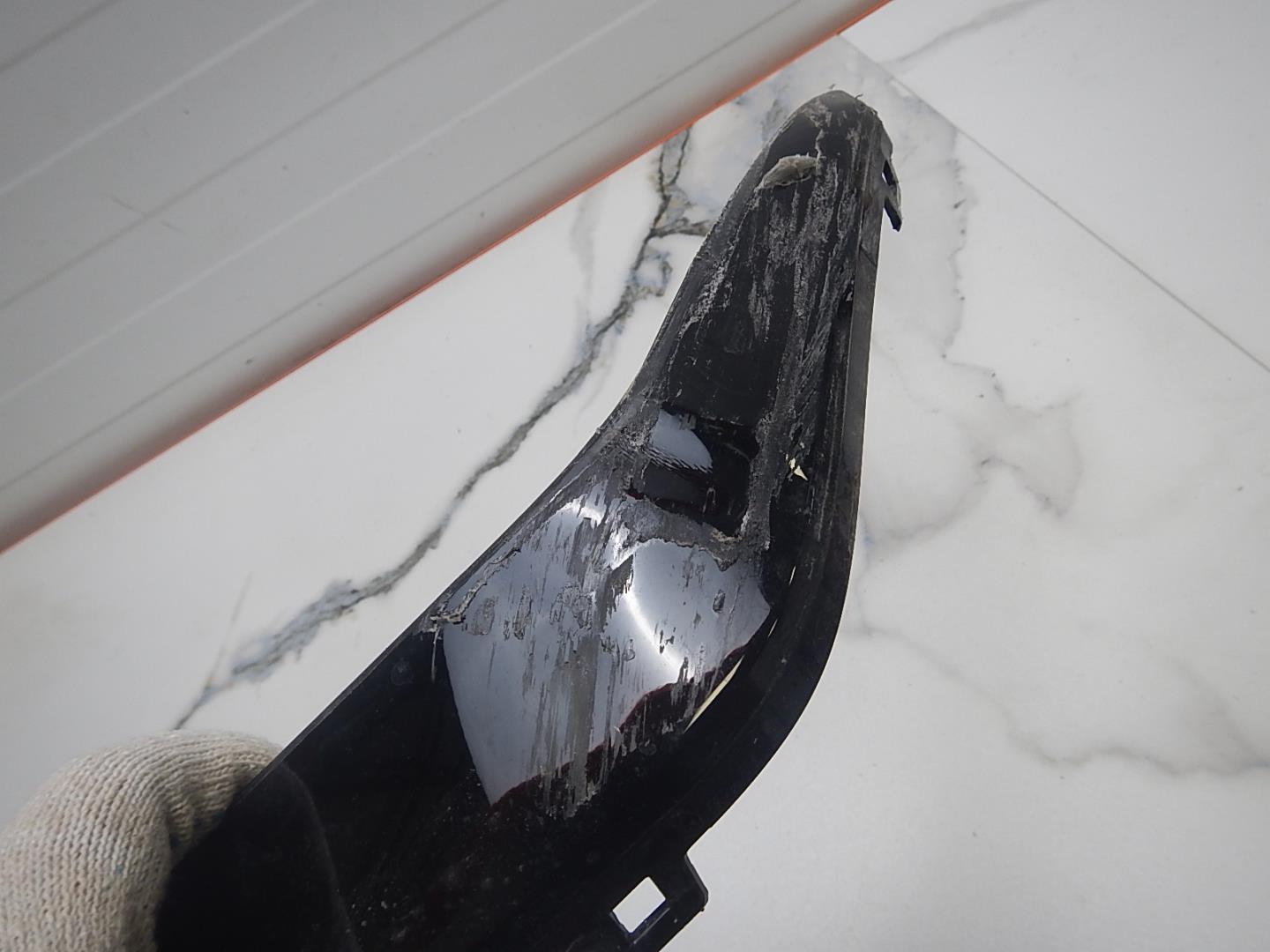 Молдинг переднего бампера левый