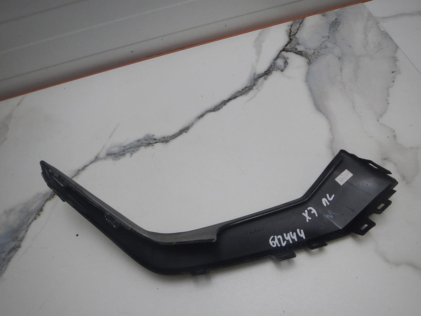 Молдинг переднего бампера левый