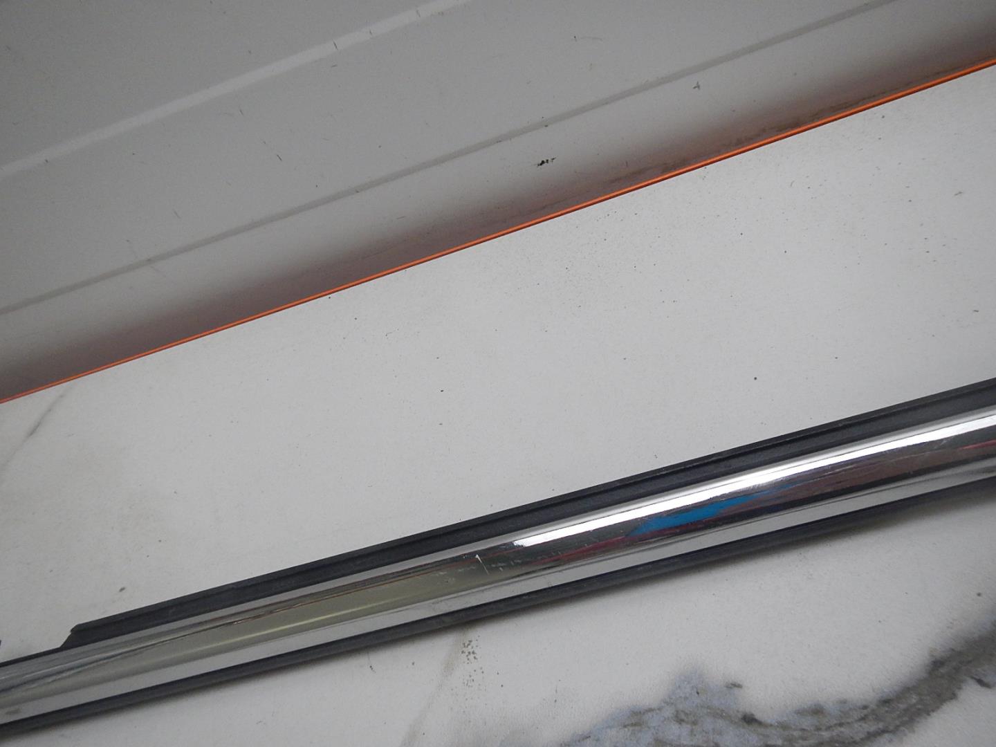 Накладка стекла заднего левого