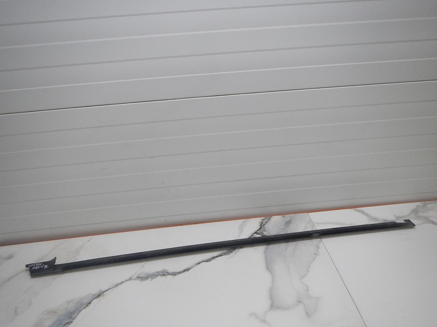 Накладка стекла заднего левого