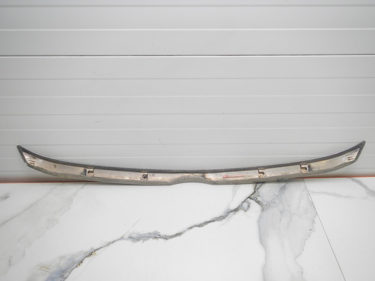 Молдинг капота