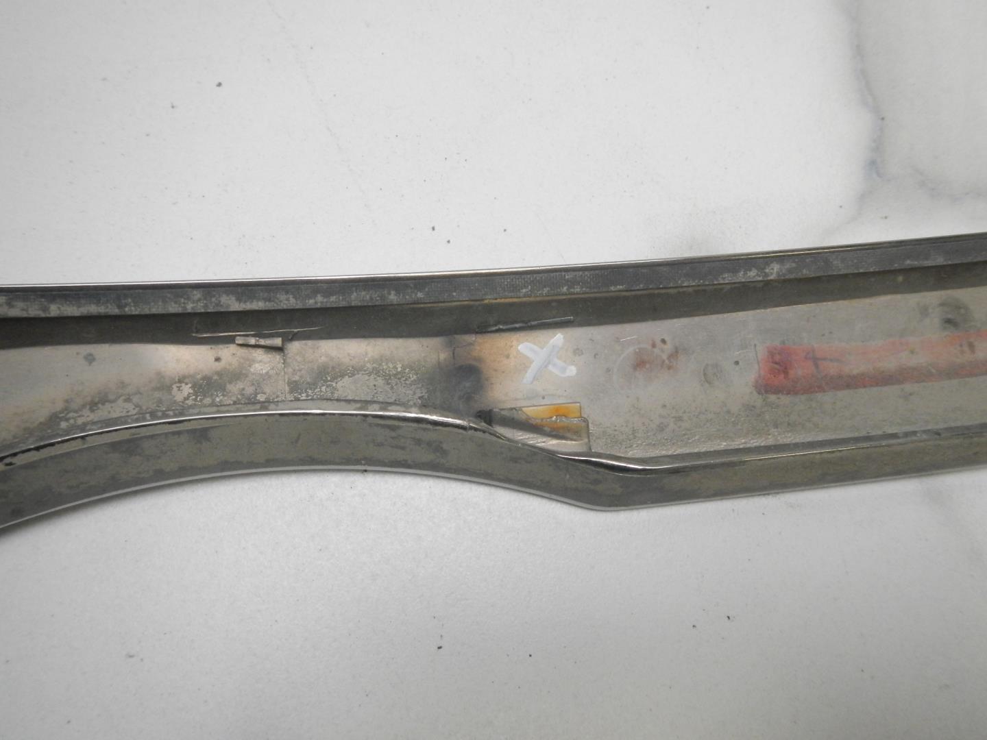 Молдинг капота