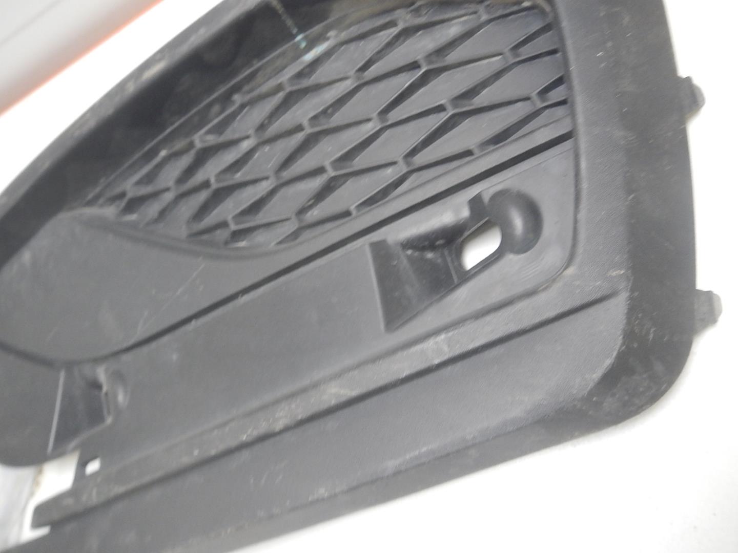 Решетка в бампер левая