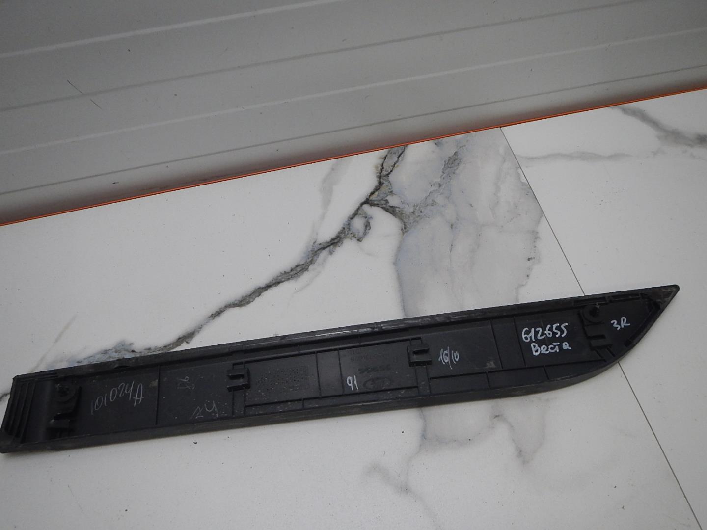 Молдинг задней правой двери