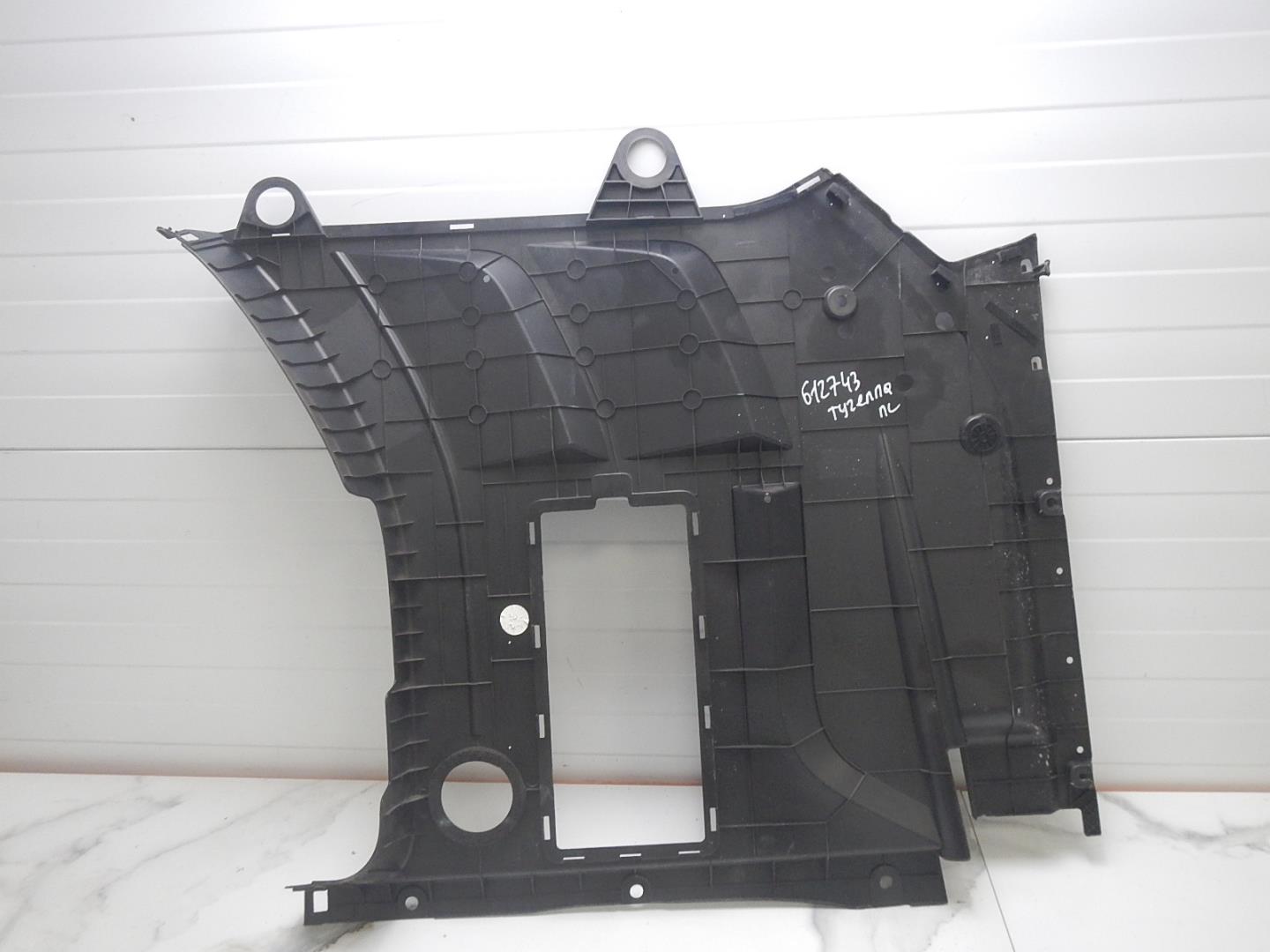 Кожух замка капота