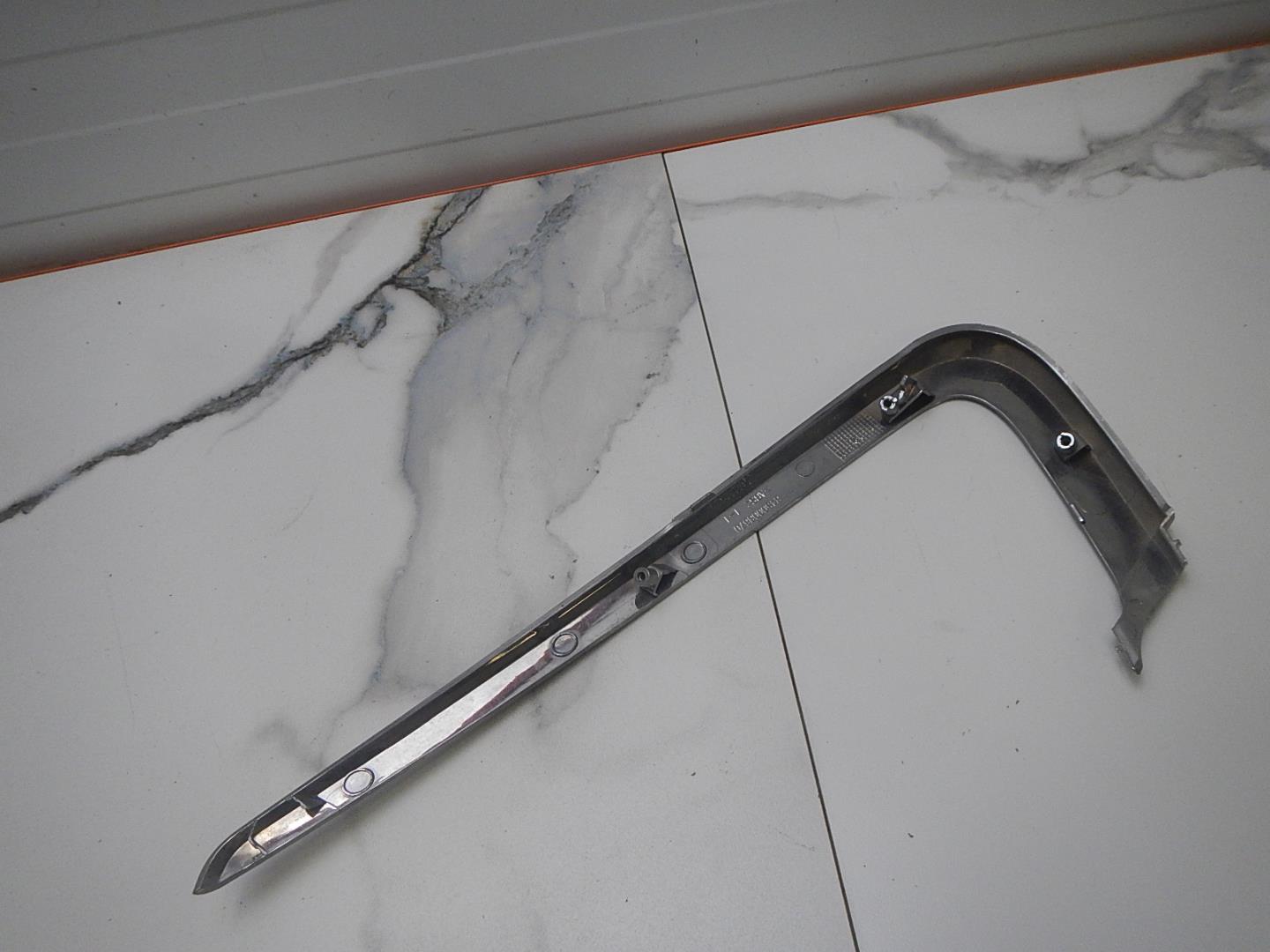 Молдинг переднего бампера левый