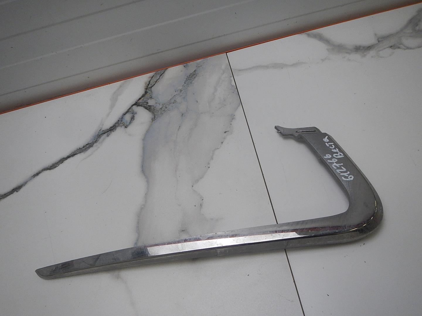 Молдинг переднего бампера левый