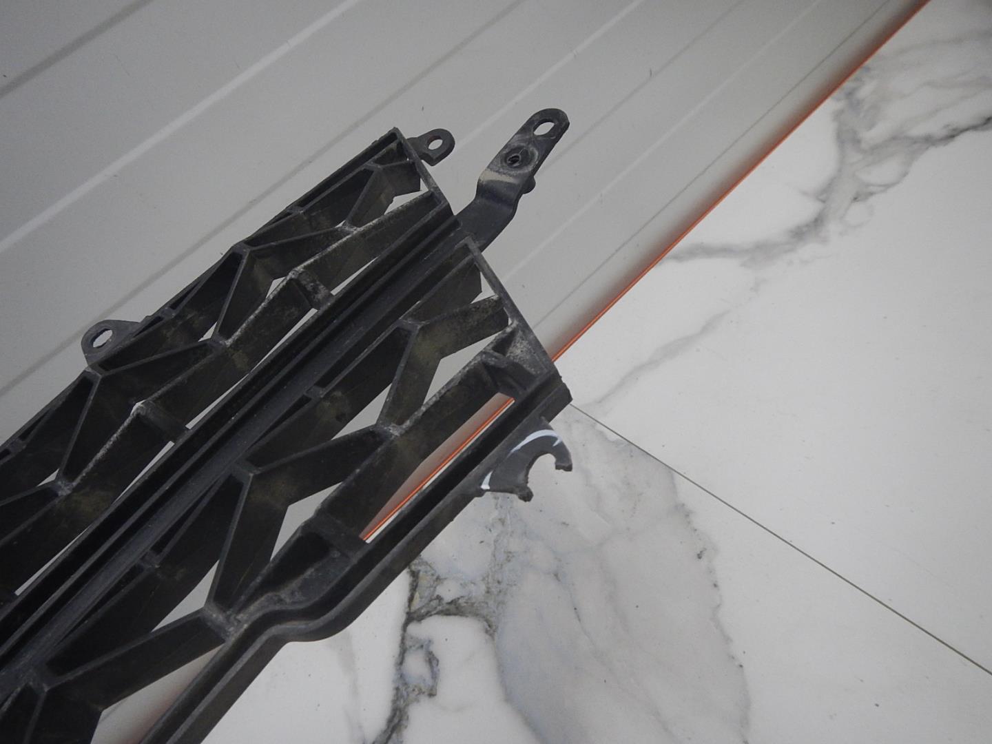 Решетка в бампер центральная