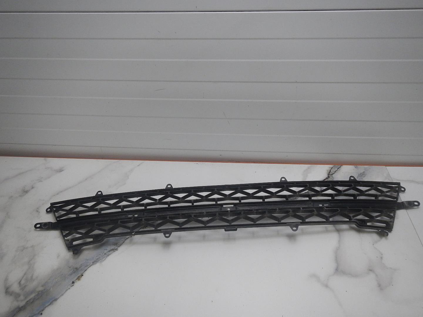 Решетка в бампер центральная