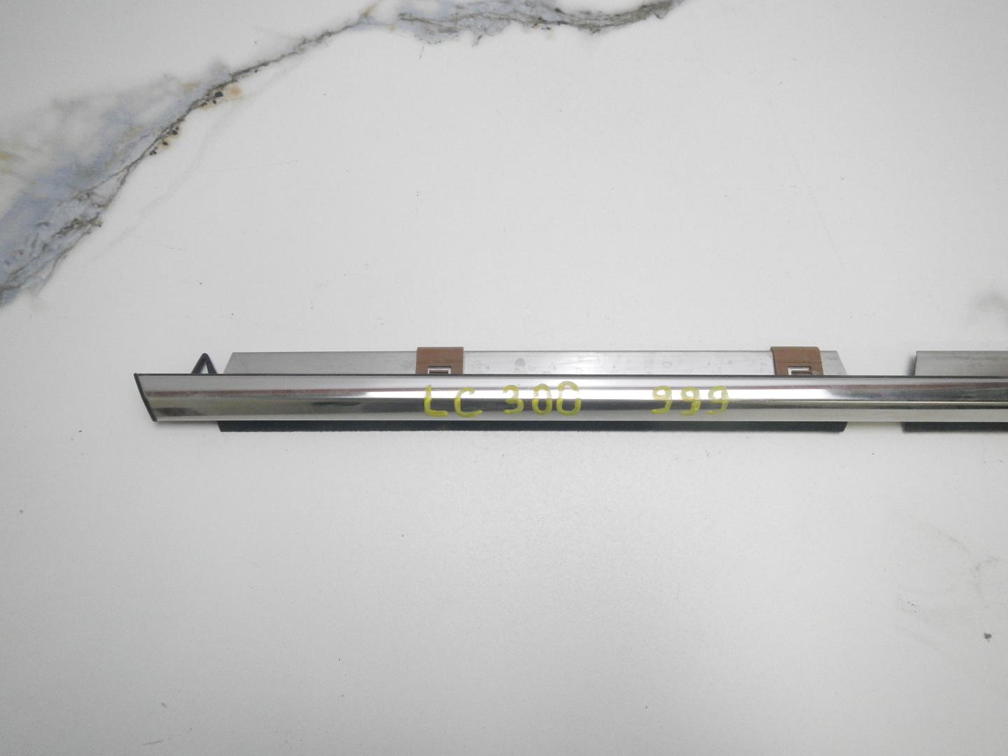 Накладка стекла заднего левого