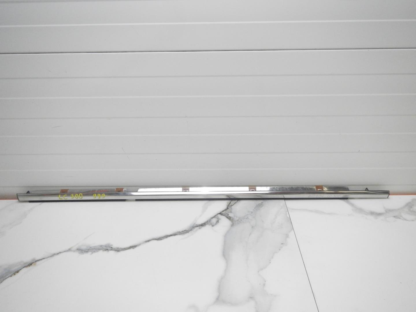 Накладка стекла заднего левого