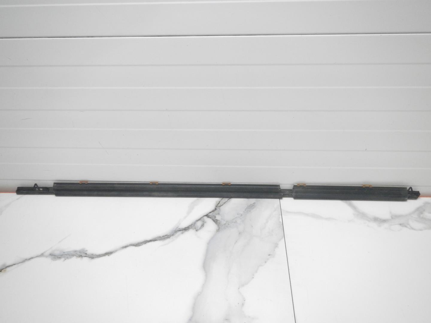 Накладка стекла заднего левого