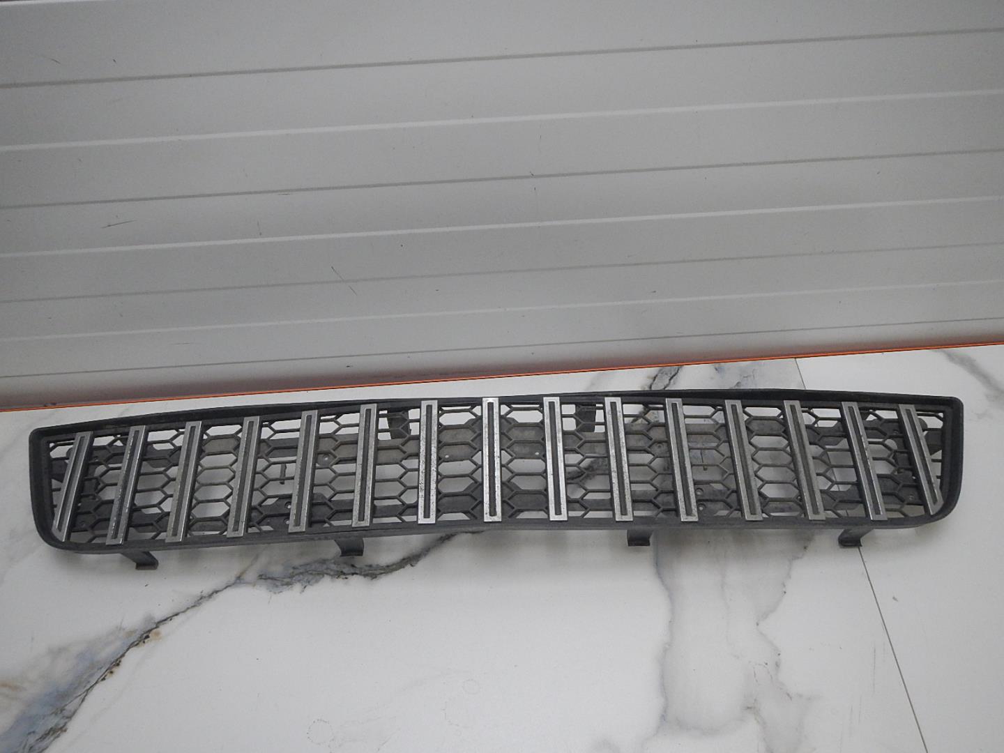 Решетка в бампер центральная
