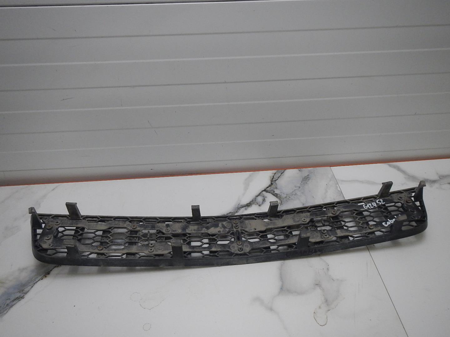 Решетка в бампер центральная