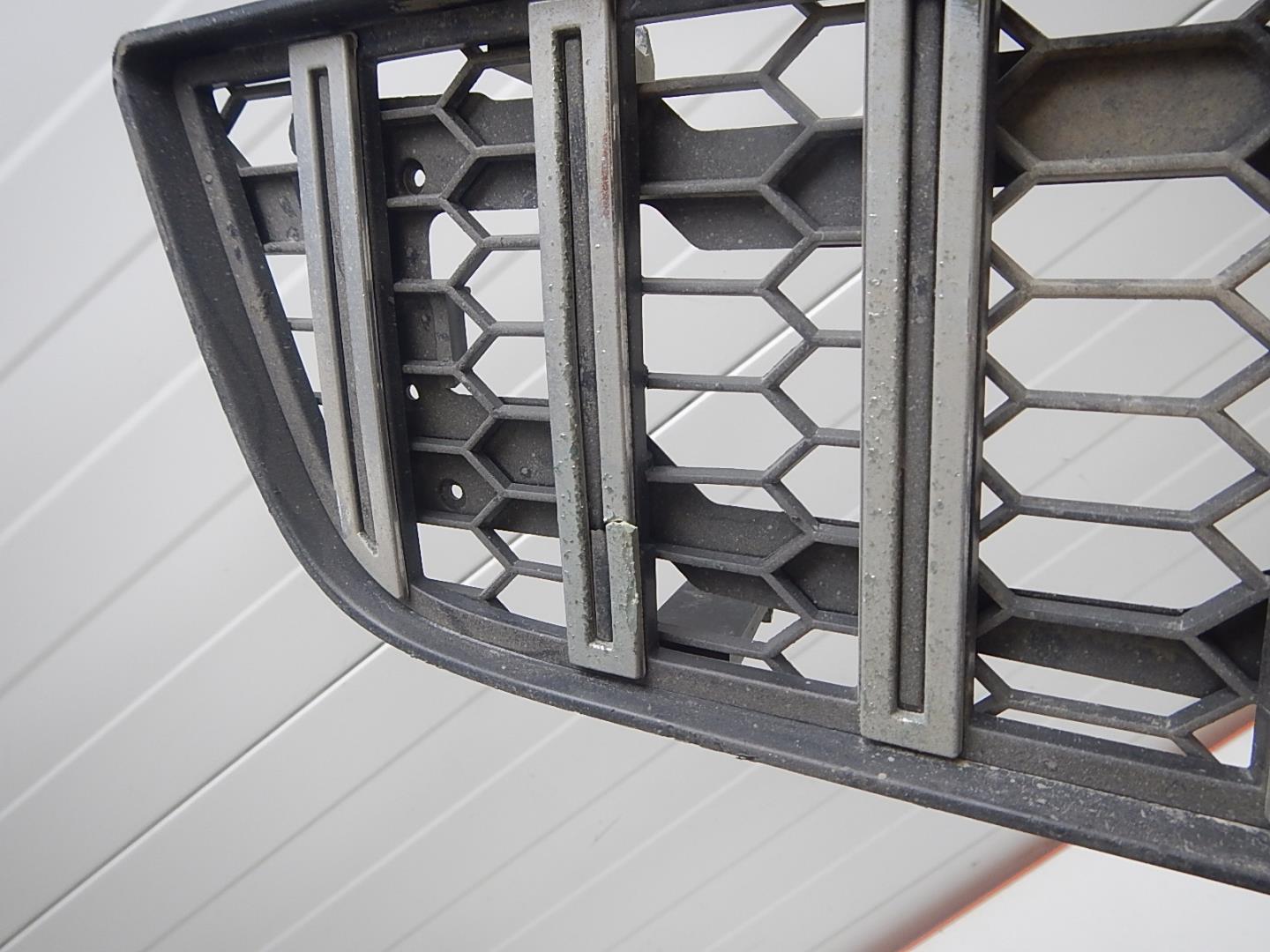 Решетка в бампер центральная