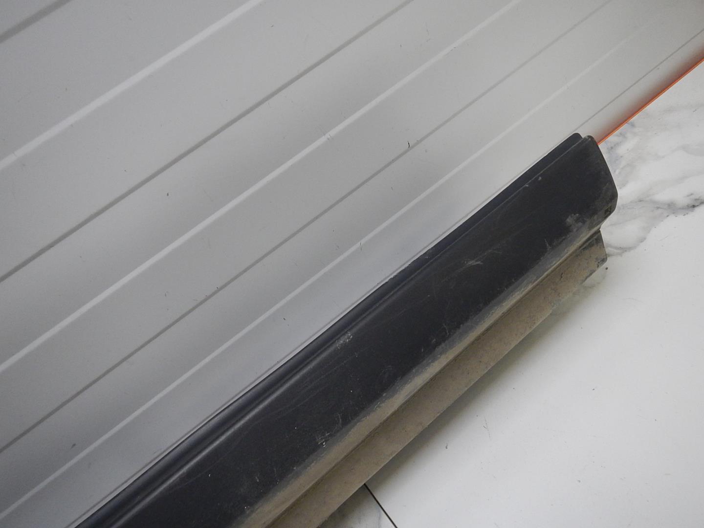 Молдинг передней правой двери