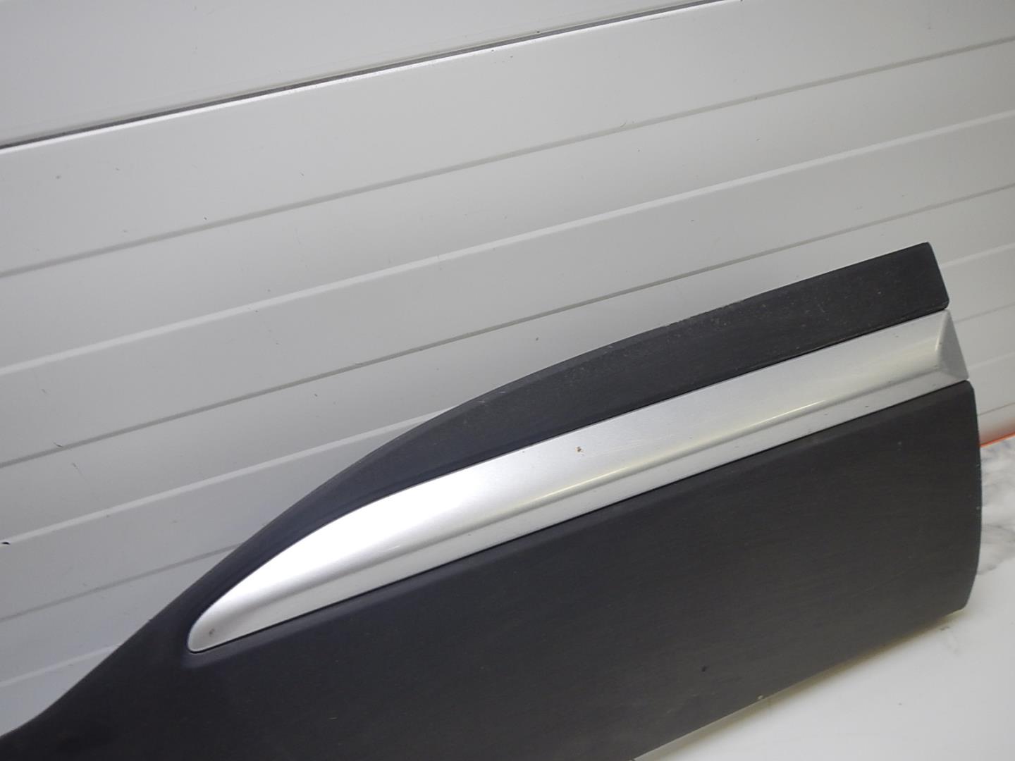 Молдинг задней правой двери