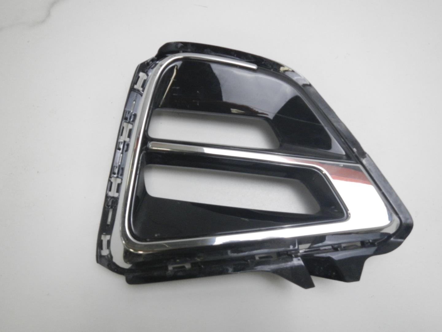 Решетка в бампер правая