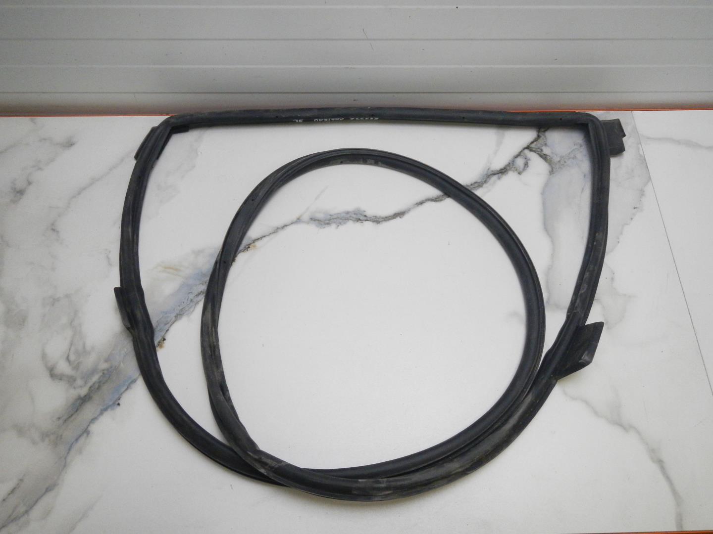 Уплотнитель задней левой двери