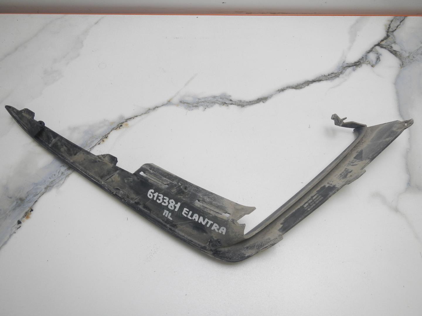 Молдинг переднего бампера левый