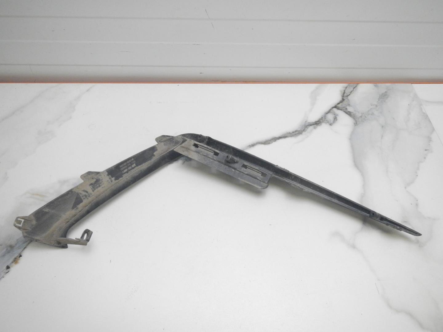 Молдинг переднего бампера левый