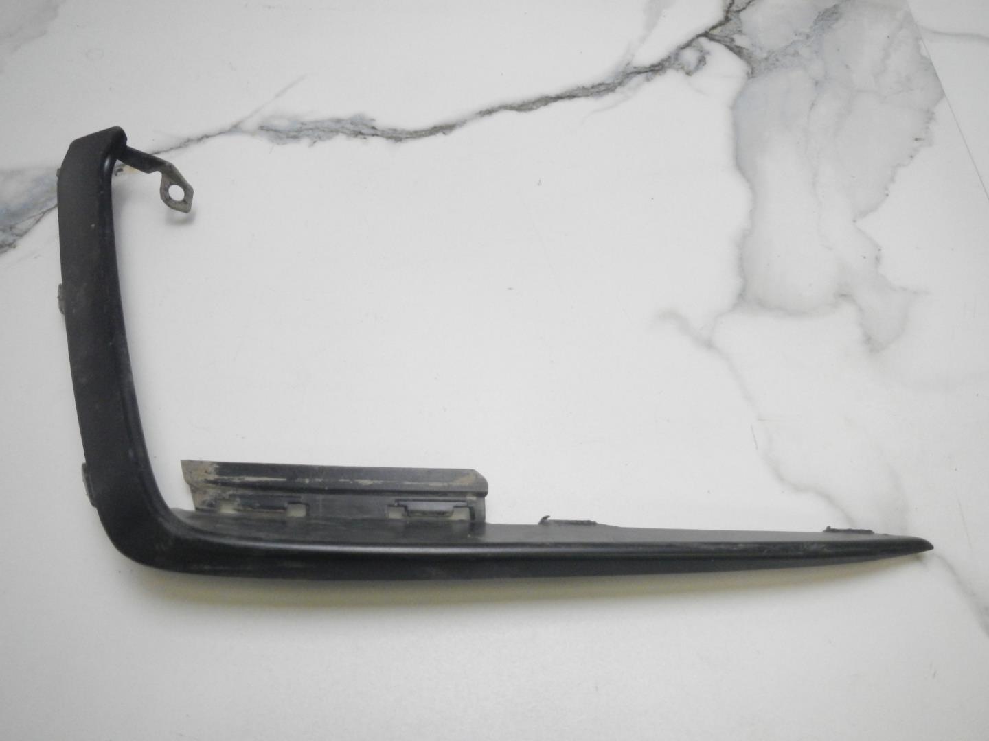 Молдинг переднего бампера левый