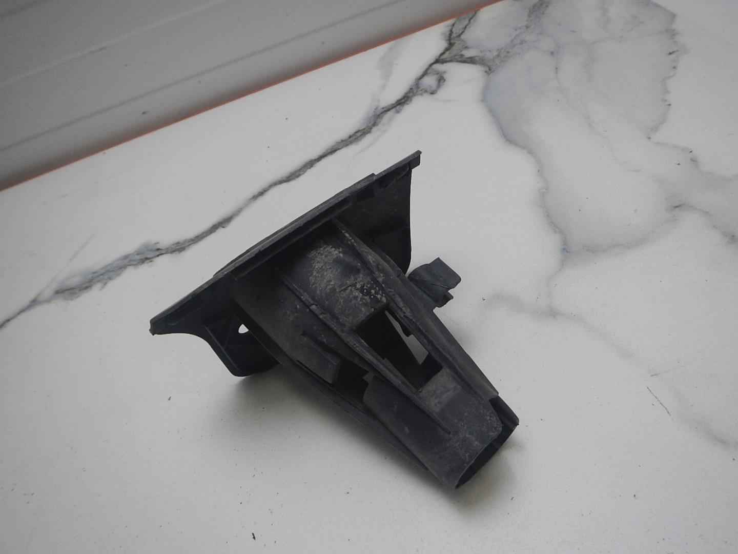 Кронштейн форсунки омывателя фары