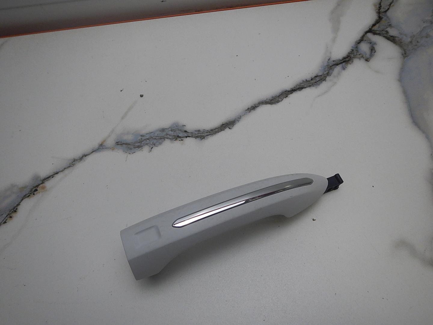 Ручка двери передней наружная левая