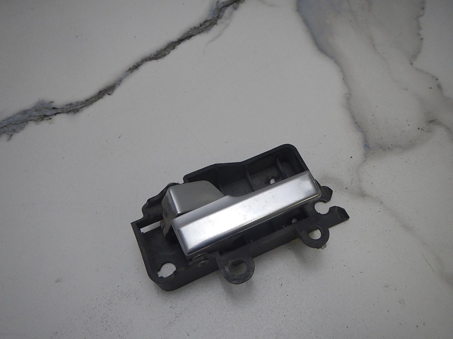 Ручка двери внутренняя левая