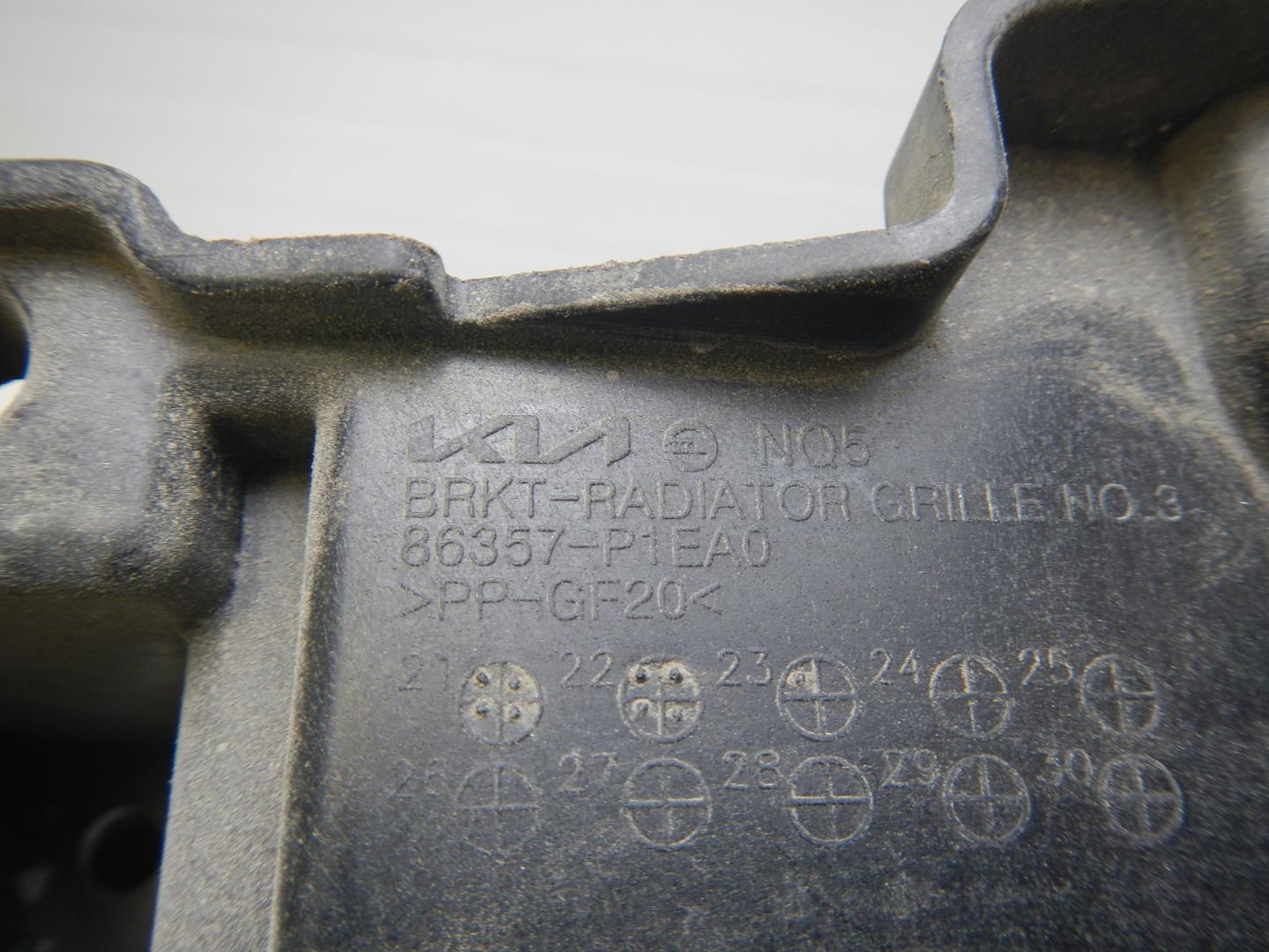 Кронштейн решетки радиатора