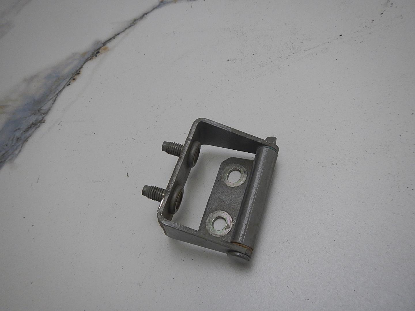 Петля двери багажника