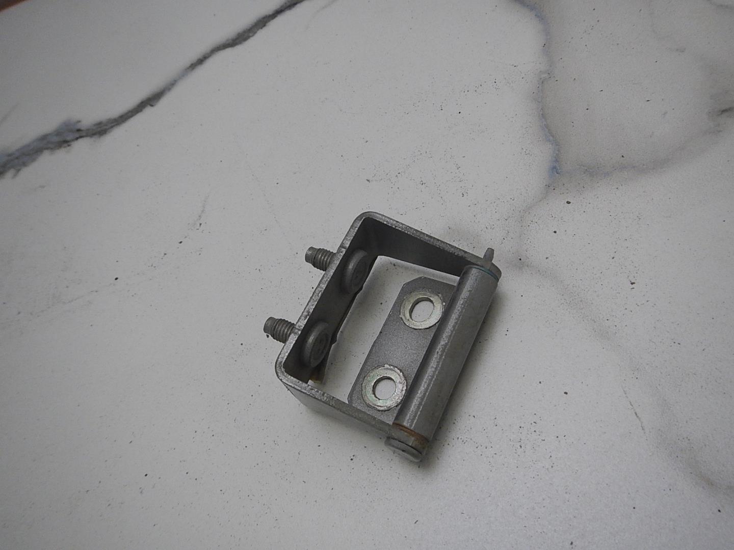 Петля двери багажника